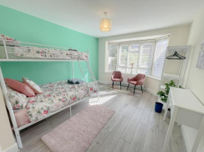 Town Centre/BIC/Beach - Pet friendly with garden & parking